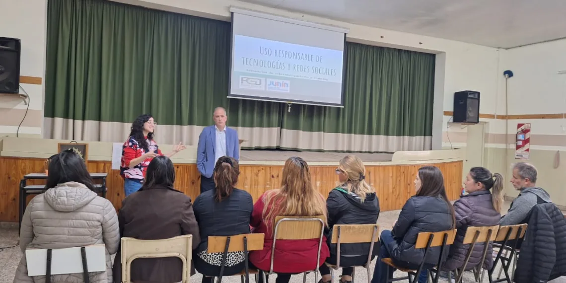 Charla de prevención sobre ciberhostigamiento y grooming