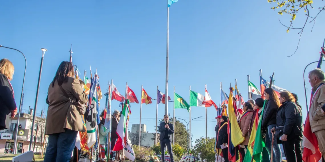 Emotiva celebración por un nuevo Día del Inmigrante
