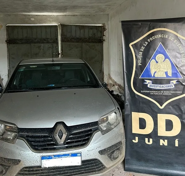 Recuperan un auto robado y aprehenden a dos sujetos por encubrimiento