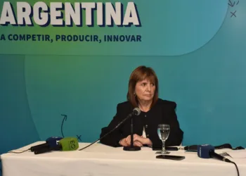 El Gobierno firma un acuerdo antiterrorista con el FBI