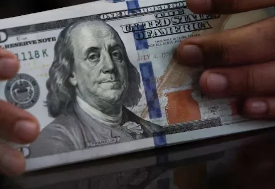 El dólar cayó 5% por la reaparición de oferta privada después del respaldo financiero