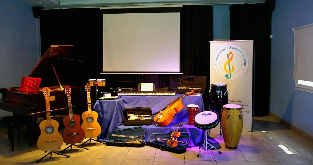 Valeria Arata gestionó la entrega de instrumentos musicales para la ES N°18 y el Conservatorio