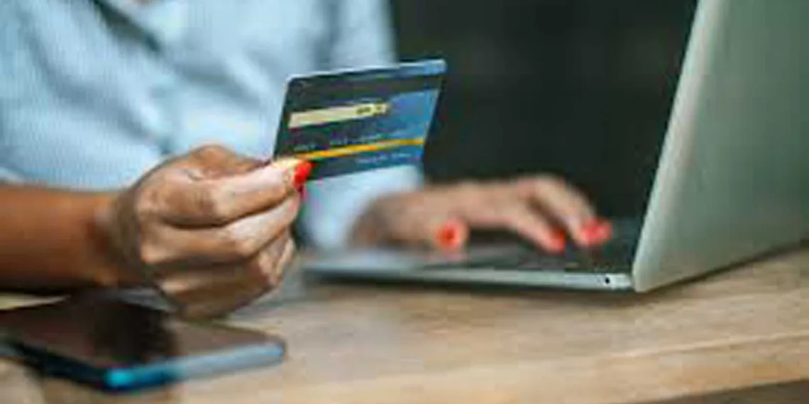 Alertan que cada vez más personas utilizan  la tarjeta de crédito para cubrir gastos corrientes