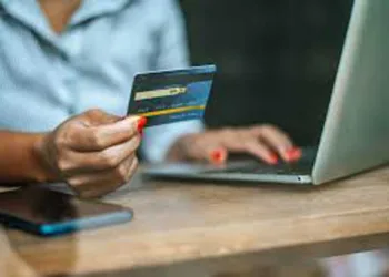 Alertan que cada vez más personas utilizan  la tarjeta de crédito para cubrir gastos corrientes