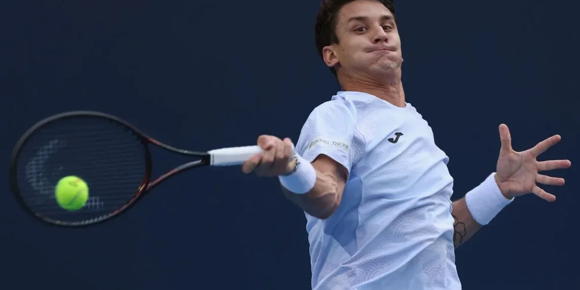 Ugo Carabelli le ganó el duelo de argentinos a Etcheverry en el Masters 1000 de París