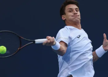 Ugo Carabelli le ganó el duelo de argentinos a Etcheverry en el Masters 1000 de París