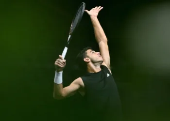Sufridísimo triunfo de Cerúndolo para meterse en los octavos de final del Masters 1000 de París