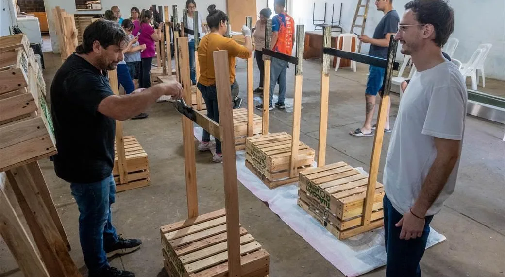 Entrega de cestos de residuos a vecinos de barrio «La Celeste»