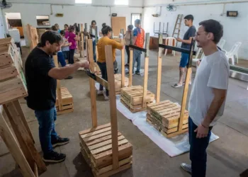 Entrega de cestos de residuos a vecinos de barrio «La Celeste»
