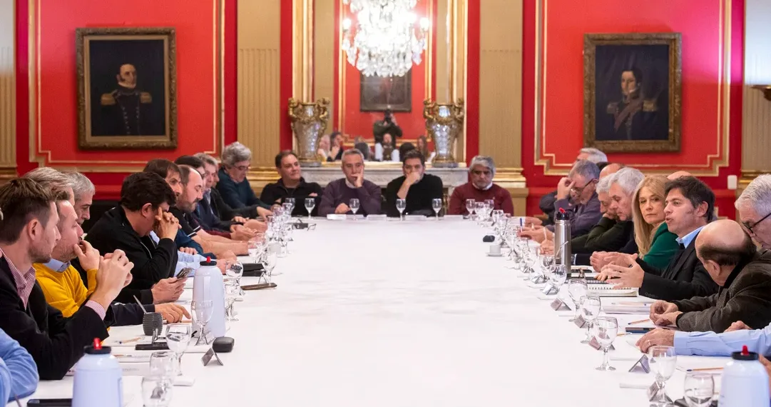 Axel Kicillof busca contener a los intendentes que piden romper con La Cámpora