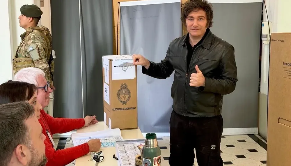 Javier Milei saludó a la gente y no hizo declaraciones