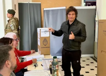 Javier Milei saludó a la gente y no hizo declaraciones