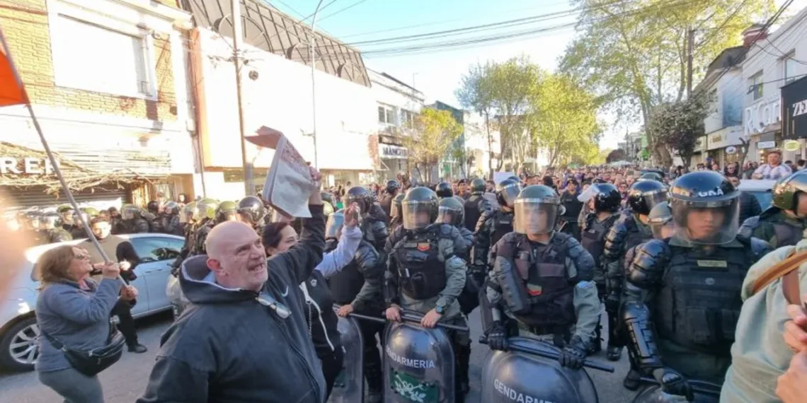 Tensión en Mar del Plata por la visita de Javier Milei: protestas y fuerte operativo de seguridad