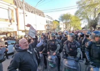 Tensión en Mar del Plata por la visita de Javier Milei: protestas y fuerte operativo de seguridad
