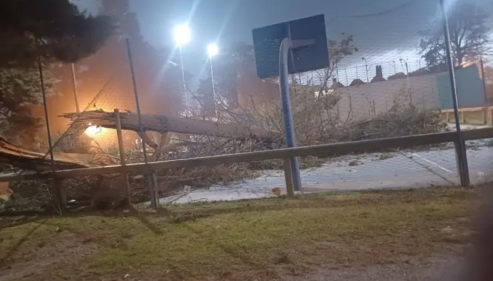 Tormentas con mucho viento en  la provincia: destrozos en Olavarría