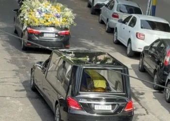 Entre aplausos y cantos: así salió el cortejo fúnebre con los restos de Miguel Ángel Russo