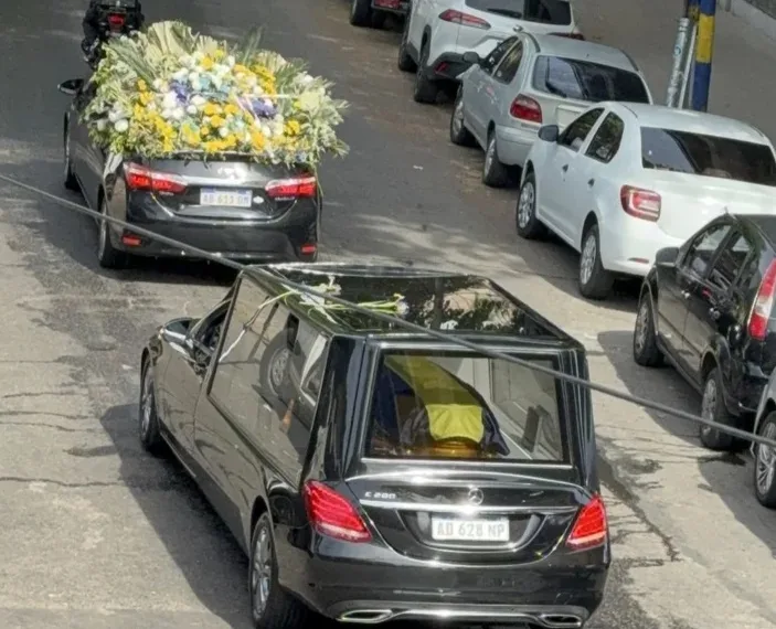 Entre aplausos y cantos: así salió el cortejo fúnebre con los restos de Miguel Ángel Russo