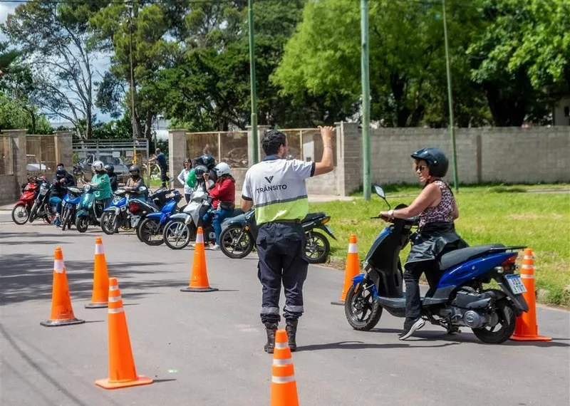 Última clínica sobre conducción segura y entrega de cascos