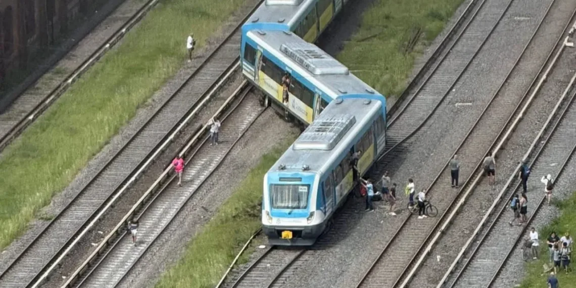 Descarriló una formación del Tren Sarmiento en Liniers: 19 heridos