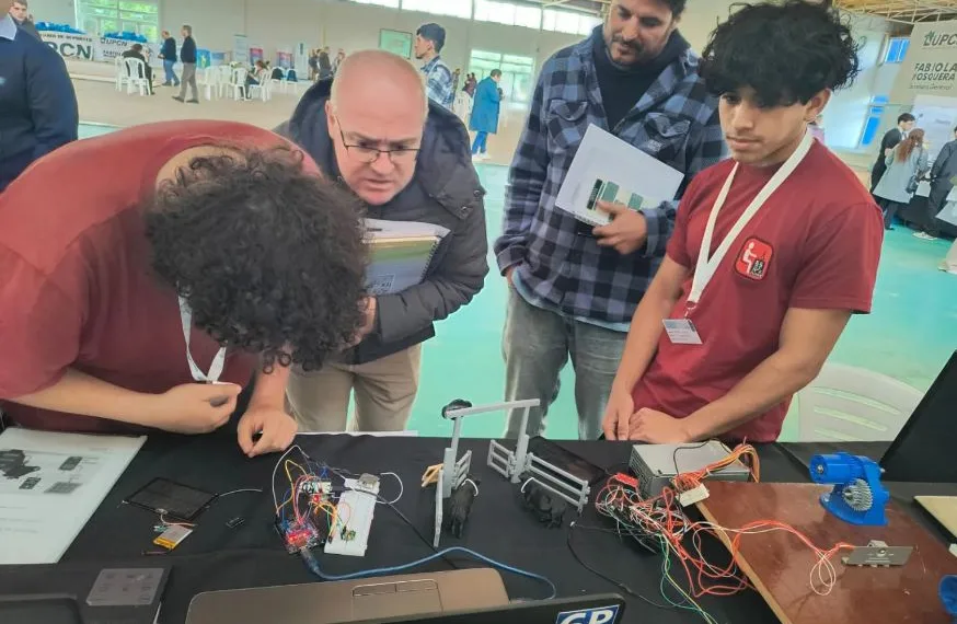 Proyectan comercializar el collar inteligente para el ganado vacuno