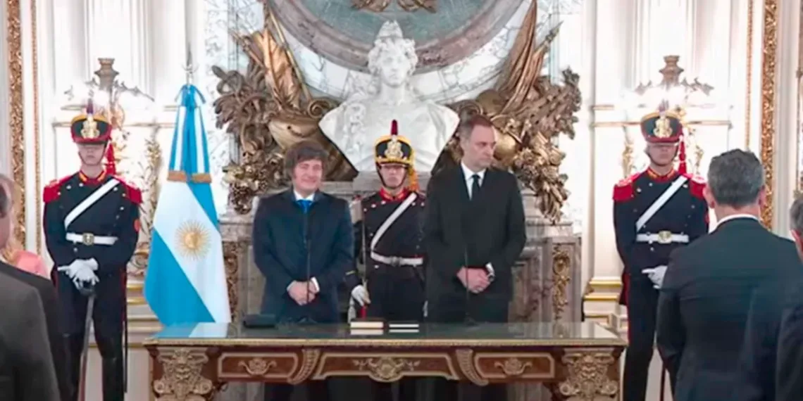 Javier Milei le tomó juramento a Manuel Adorni, quien asumió la Jefatura de Gabinete