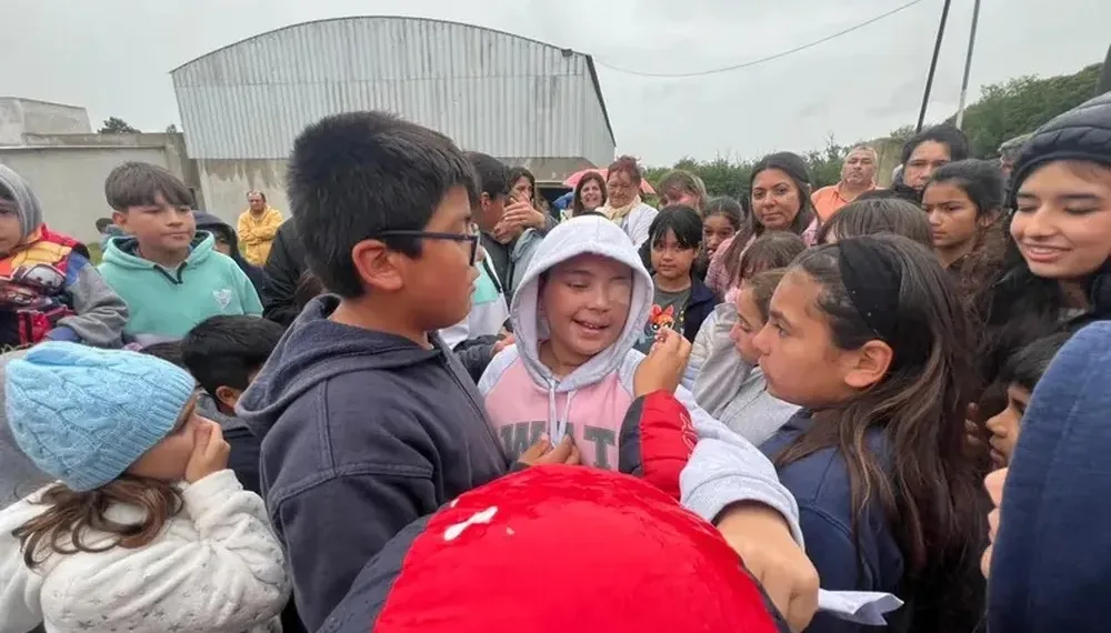 Catalina, la nena herida en la explosión escolar de Pergamino, regresó a su pueblo
