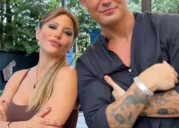 Evangelina Anderson a los besos con un joven 16 años menor que ella