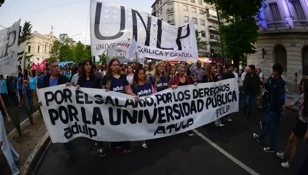 Docentes universitarios convocan a un paro nacional de 72 horas en reclamo de mejoras salariales