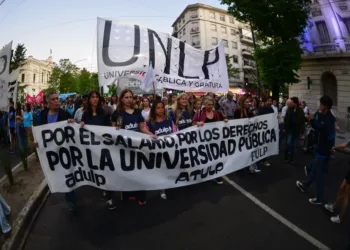 Docentes universitarios convocan a un paro nacional de 72 horas en reclamo de mejoras salariales