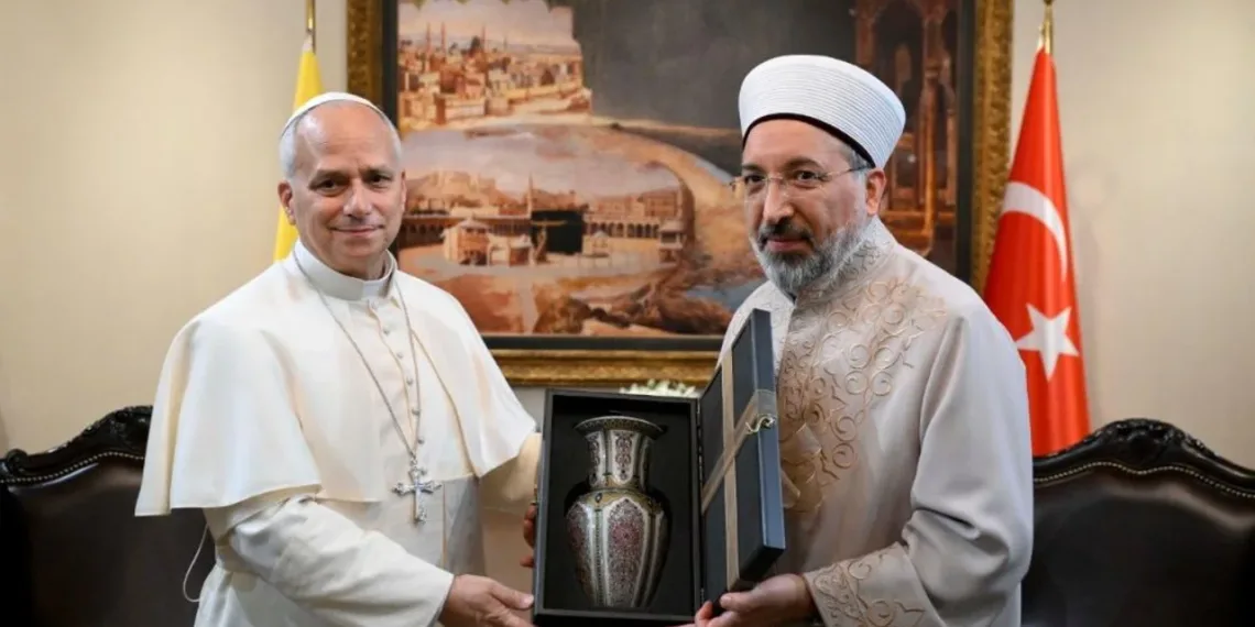 El papa León XIV, con cristianos y musulmanes en Estambul