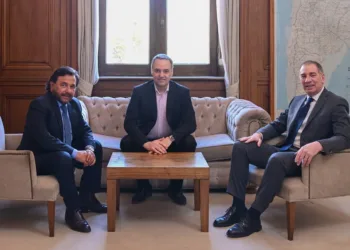 Adorni y Santilli reciben a Gustavo Saénz en Casa Rosada