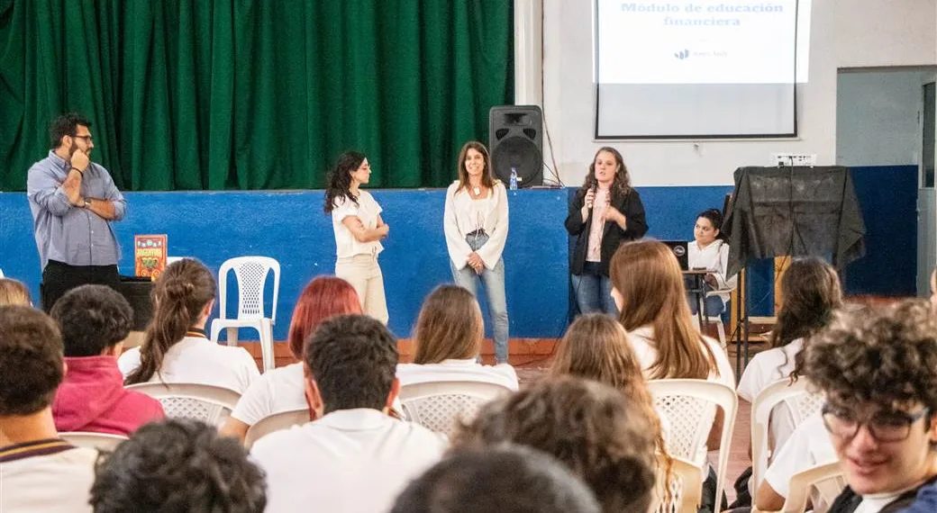 Se llevó a cabo una charla sobre educación financiera para alumnos del Padre Respuela