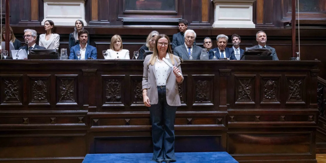 Pablo Petrecca y Valeria Arata recibieron sus diplomas de senadores
