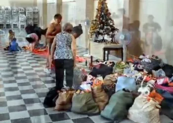 Cáritas entregó bolsones de alimentos por Navidad