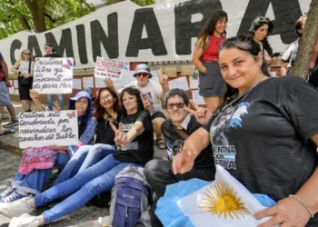 Salud de CFK: militantes hicieron una vigilia y acampan en el Sanatorio Otamendi