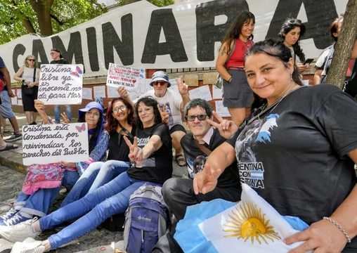 Salud de CFK: militantes hicieron una vigilia y acampan en el Sanatorio Otamendi