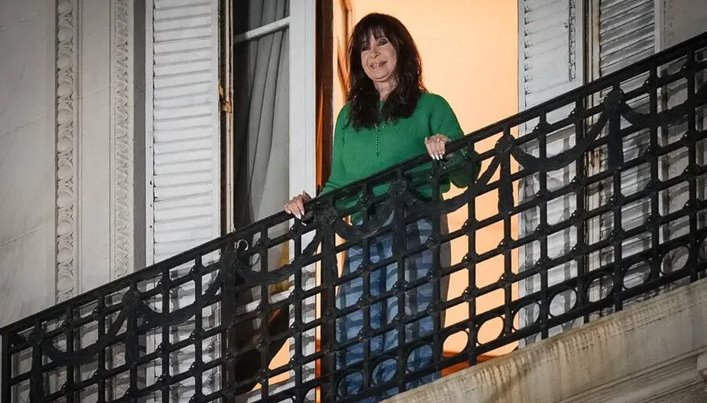 Autorizan salidas de CFK a la terraza de San José 1111