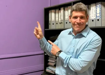 Un diputado libertario saliente le dejó el despacho pintado de violeta a Mayra Mendoza en La Plata