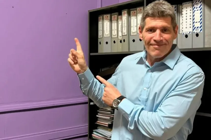 Un diputado libertario saliente le dejó el despacho pintado de violeta a Mayra Mendoza en La Plata