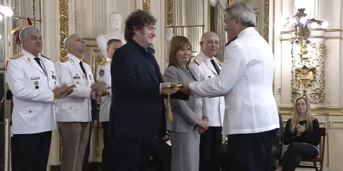 Milei encabezó la ceremonia de ascenso de las Fuerzas de Seguridad