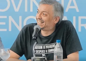 La remera de Máximo Kirchner que volvió a  tensar la interna del peronismo bonaerense