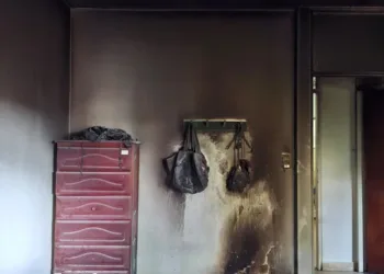 La Plata: le entró una cañita voladora a la casa y le prendió fuego la vivienda