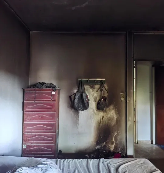 La Plata: le entró una cañita voladora a la casa y le prendió fuego la vivienda