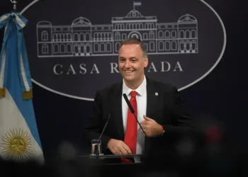 Milei le aumenta el sueldo a los funcionarios hasta 100%, aunque él se excluye