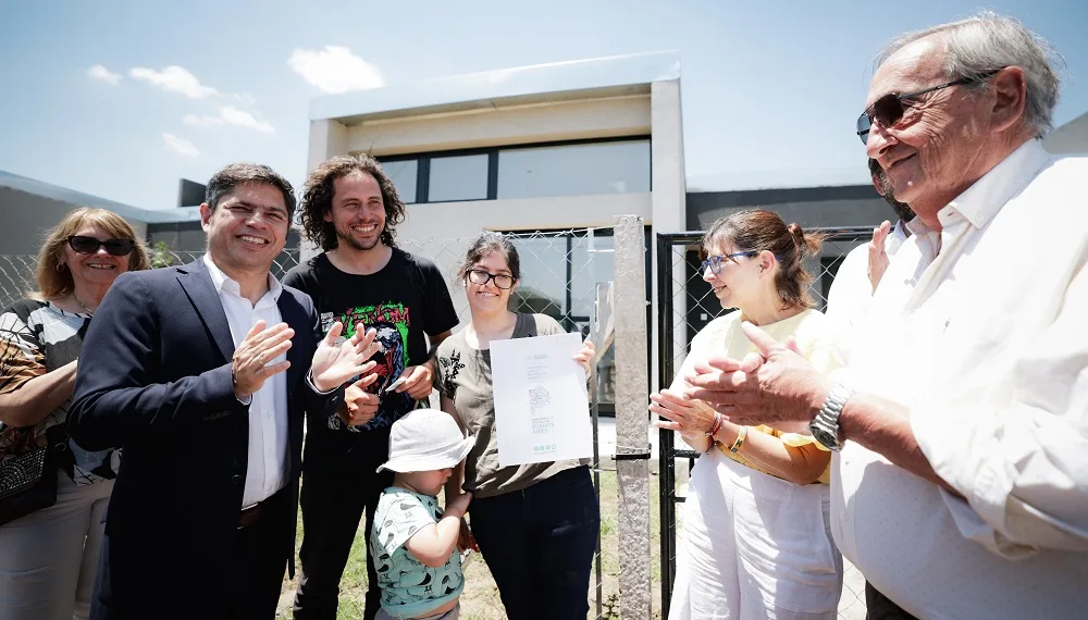 Kicillof entregó viviendas a familias de Tandil y Ayacucho