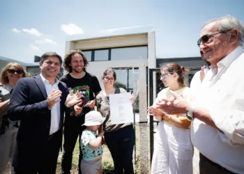 Kicillof entregó viviendas a familias de Tandil y Ayacucho