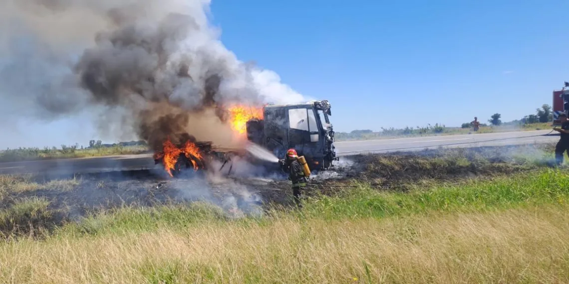 Un camión se incendió en la RN 7, cerca de un acceso a Junín