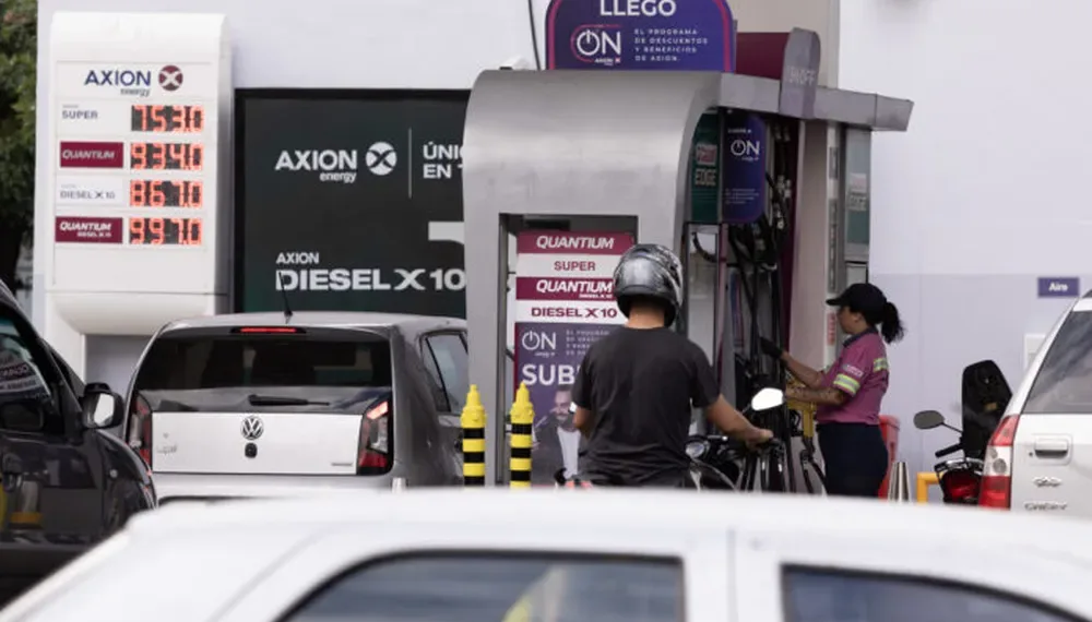 Nafta más cara: el Gobierno subió el impuesto al combustible para enero