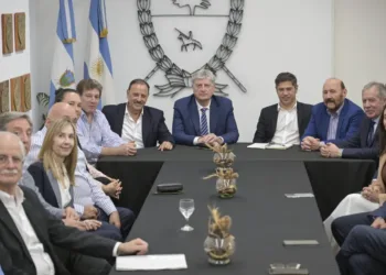Kicillof, entre la federalización por mano ajena y los mil focos de la pelea sin fin con el camporismo