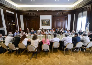 Kicillof recibió a sindicatos y volvió a rechazar la reforma laboral que impulsa Javier Milei